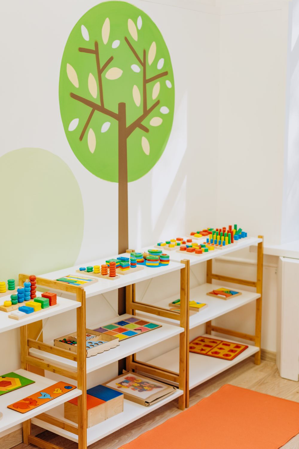 Juguetes educativos Montessori de madera ordenados sobre una balda