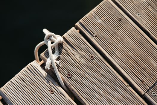 A hitch tied off on a timber deck, photo by Yaroslav Shuraev on Pexels