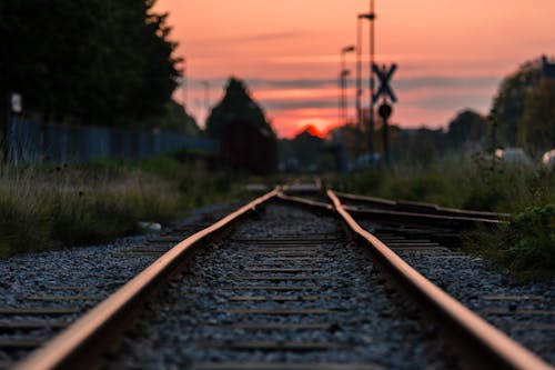 铁路在日落时的浅焦点摄影