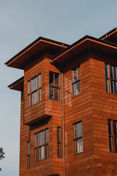 Detail der Holzfassade am fertigen Haus