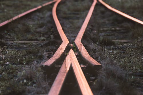 Fotografía De Enfoque Selectivo Del Ferrocarril Del Tren