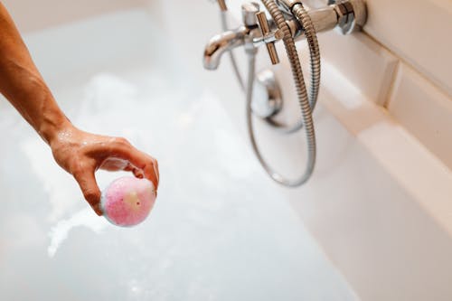Ücretsiz banyo, banyo bombası, el içeren Ücretsiz stok fotoğraf Stok Fotoğraflar