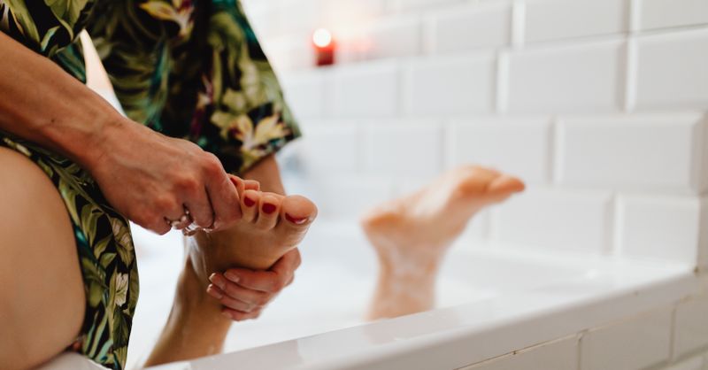 Massage pieds bébé : Guide sécurisé parents