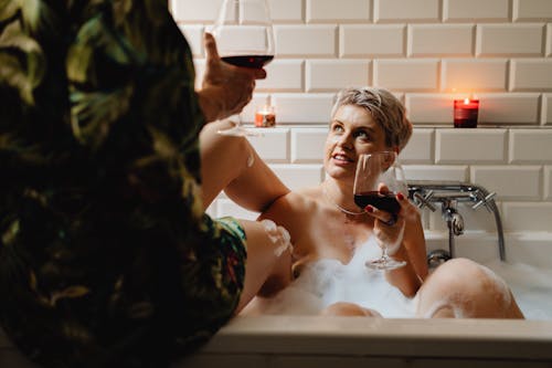 Základová fotografie zdarma na téma bublinková koupel, červené víno, dvojice