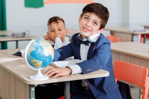 Chico Lindo En Uniforme Escolar Sonriendo