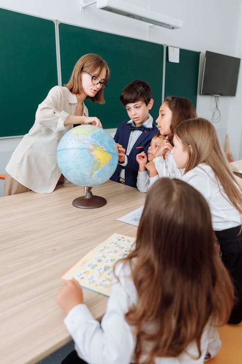 Foto profissional grátis de alunos, aprendendo, argumentando