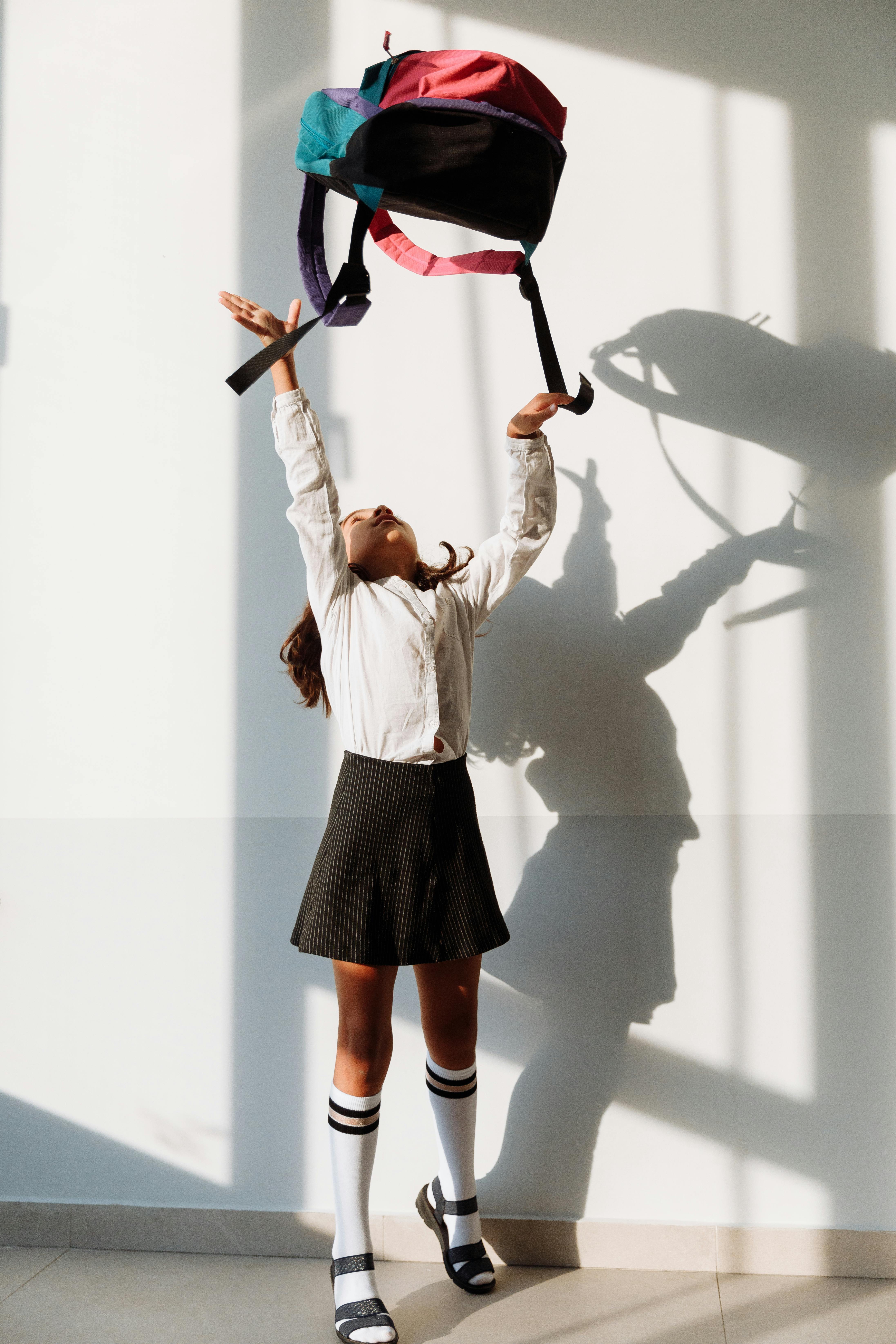 bezplatná Základová fotografie zdarma na téma batoh, chytání, dítě Základová fotografie