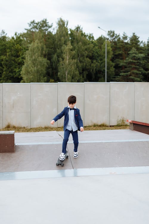 Fotobanka s bezplatnými fotkami na tému chlapec, dieťa, jazdenie