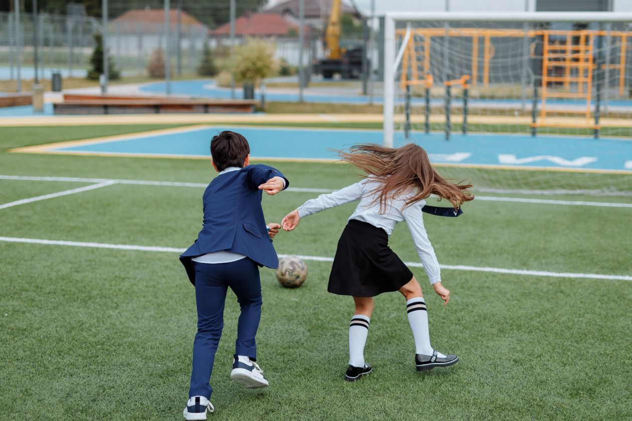 운동장에서 축구를 하는 어린이들