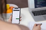 在现代工作空间中，人们使用智能手机并在笔记本电脑上做笔记