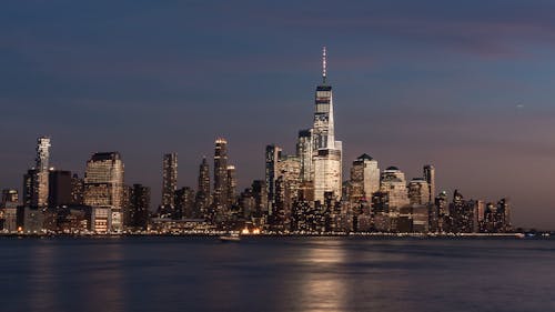 無料 日没時の新しい都市の建物の風景写真 写真素材