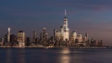 黄昏时分，从水面对岸欣赏纽约市天际线的景色令人惊叹