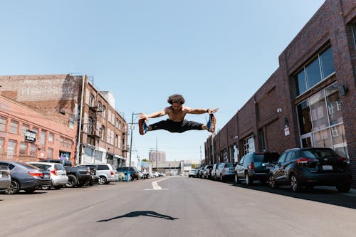 Бесплатное стоковое фото с голый торс, мужчина, прыжки