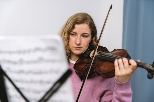 Darmowe zdjęcie z galerii z instrument strunowy, kobieta, młody