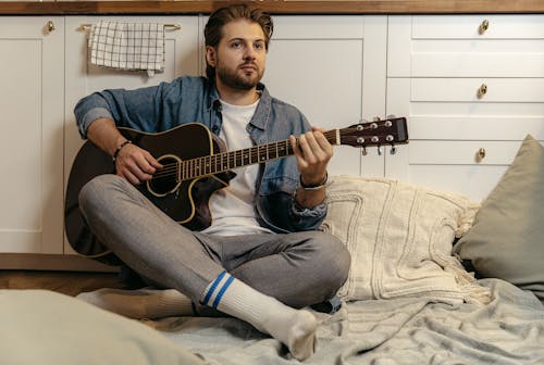 adam, akustik gitar, çalmak içeren Ücretsiz stok fotoğraf