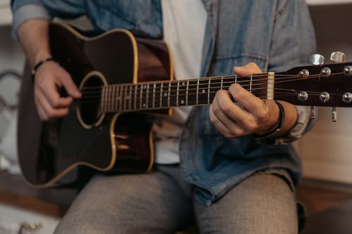 akustik gitar, çalmak, gitarist içeren Ücretsiz stok fotoğraf