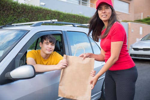 Gratis stockfoto met afhaalmaaltijd, arbeider, auto