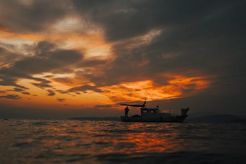 Gratis stockfoto met bewolkte lucht, boot, gebied met water