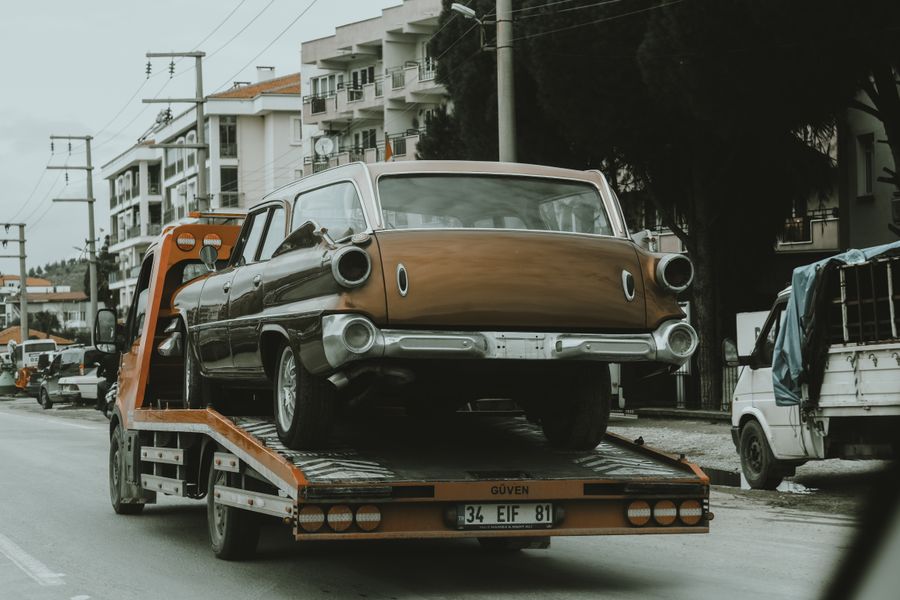 Şehir içinde araç taşıyan profesyonel çekici filosu