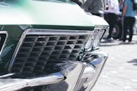 户外车展上，复古汽车格栅的闪亮镀铬细节特写