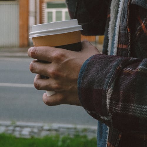 Kostnadsfri bild av engångs cup, håller, hand