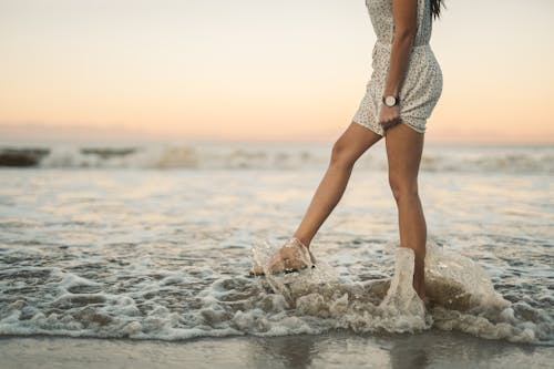 Immagine gratuita di acqua, bagnasciuga, calciando