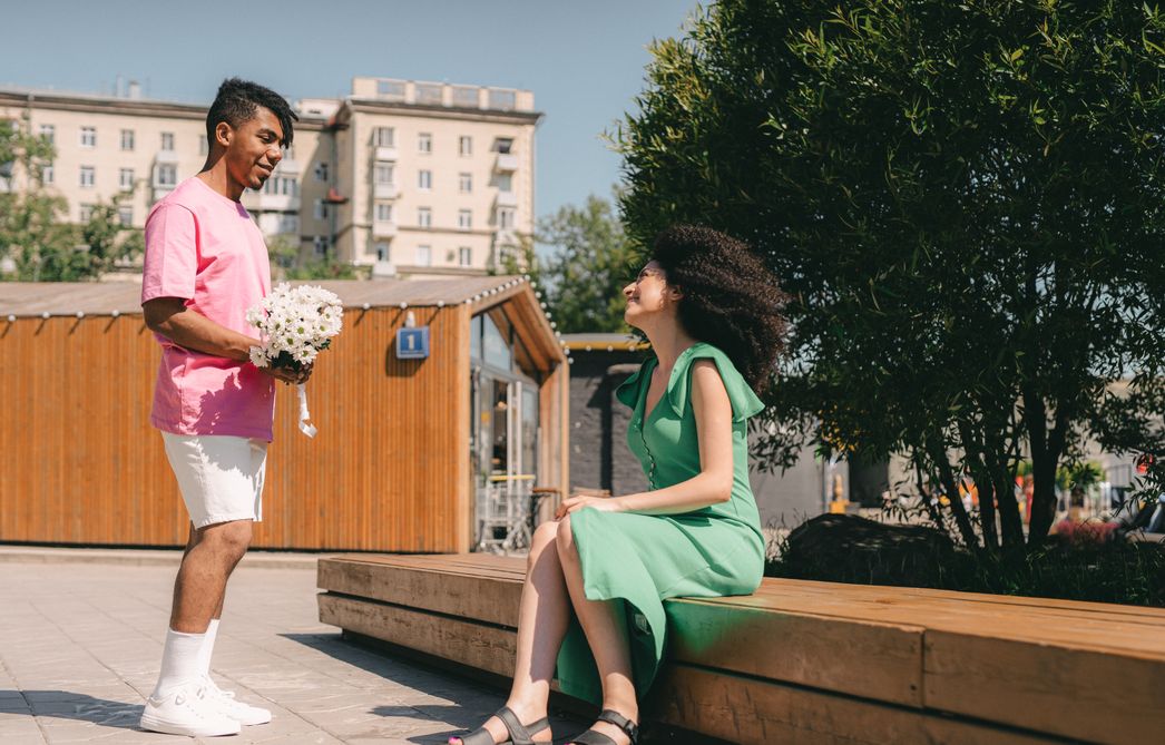 Online dating: starting a conversation on a niche platform