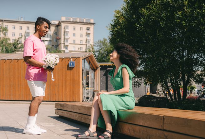 Online dating: starting a conversation on a niche platform