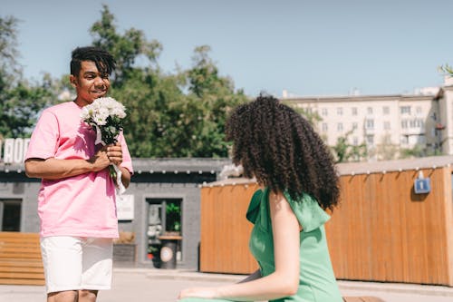 Gratis lagerfoto af afroamerikansk mand, buket, holde