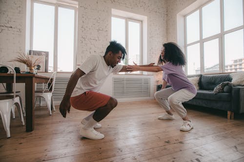 Par træner sammen hjemme