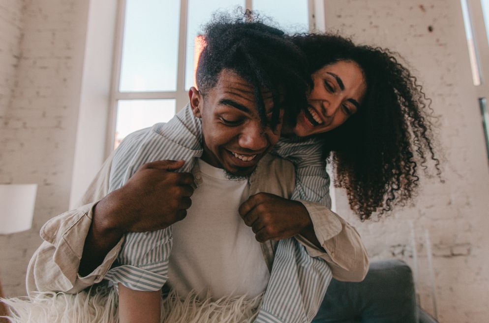 Online dating: starting a conversation on a niche platform