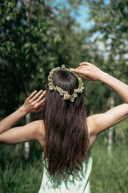 Kostnadsfri bild av blomkrona, blommig klänning, brunett