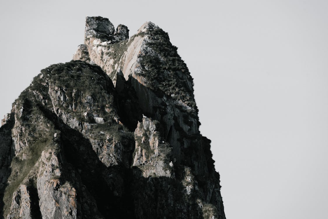 Foto d'estoc gratuïta de cel blanc, espai per a text, muntanya rocallosa