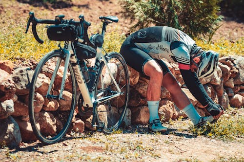 Fotos de stock gratuitas de bicicleta, ciclista, haciendo estiramientos