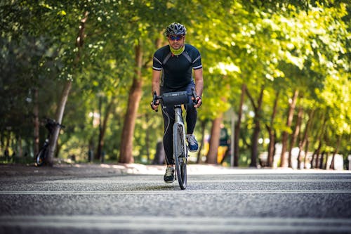 Základová fotografie zdarma na téma asfaltová silnice, cyklista, cyklostezka