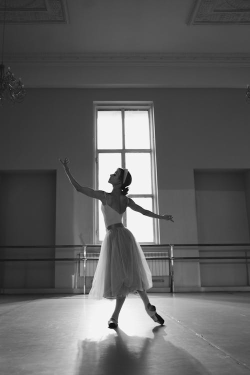 Free Woman Dancing Ballet in Grayscale Photography Stock Photo