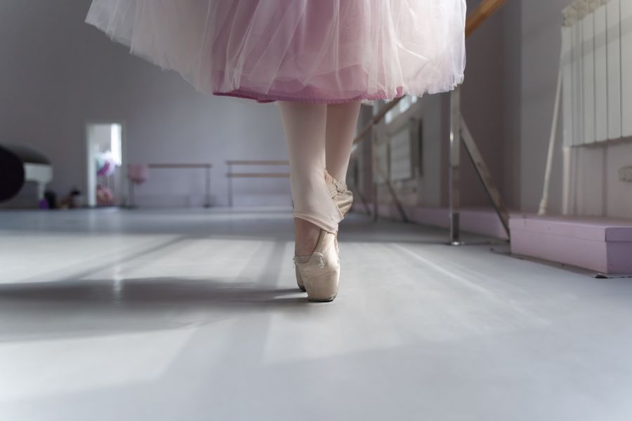Bailarina entrenando en estudio