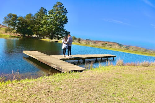 Gratis Fotos de stock gratuitas de lago azul, Pareja, pareja feliz Foto de stock