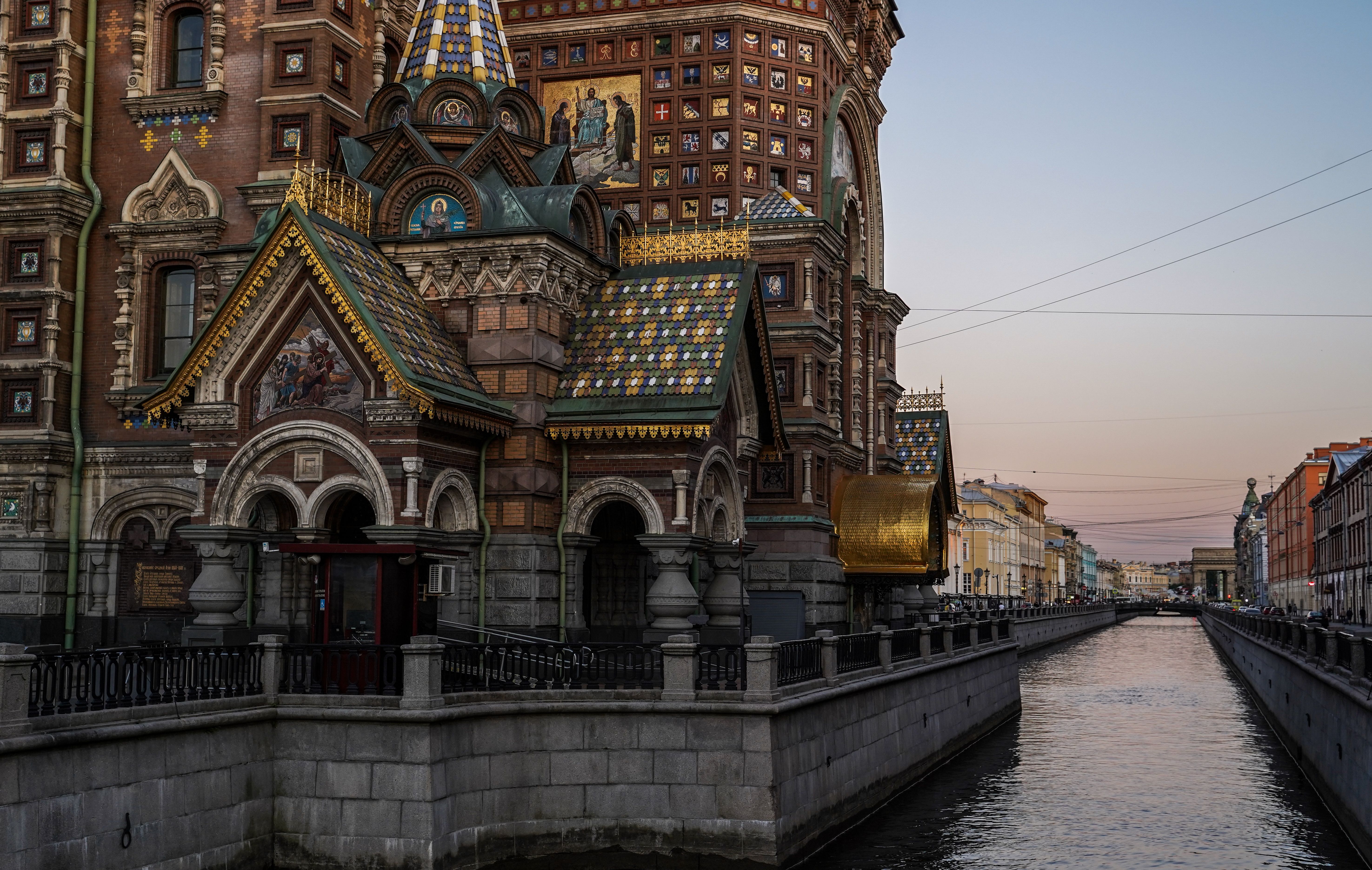 Planejamento de documentos e conectividade para viagem à Rússia em 2026 Viajante consultando documentos e passaporte com smartphone na mão — planejamento de viagem para a Rússia 2026
