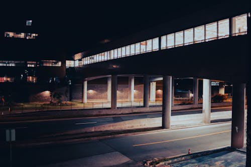 Kostnadsfri bild av på natten, skyway, sluten gångbro