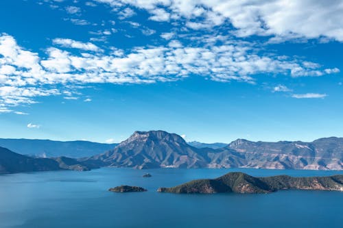 Gratis lagerfoto af bjerge, blå himmel, droneoptagelse