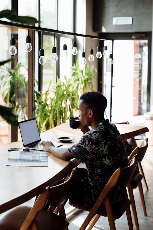 Gratis stockfoto met Afro-Amerikaanse man, coffeeshop, computer