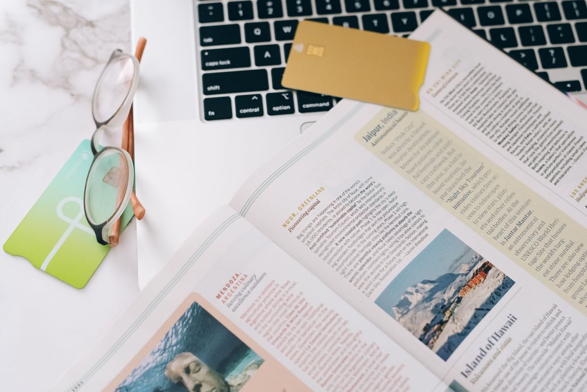 Libros, lentes y computadora utilizados para formación y estudio profesional