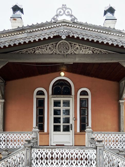 Photo by Maxim Doroshenko on Pexels Elegant wooden doorway with intricate carvings on a historical house in Irkutsk, Russia.