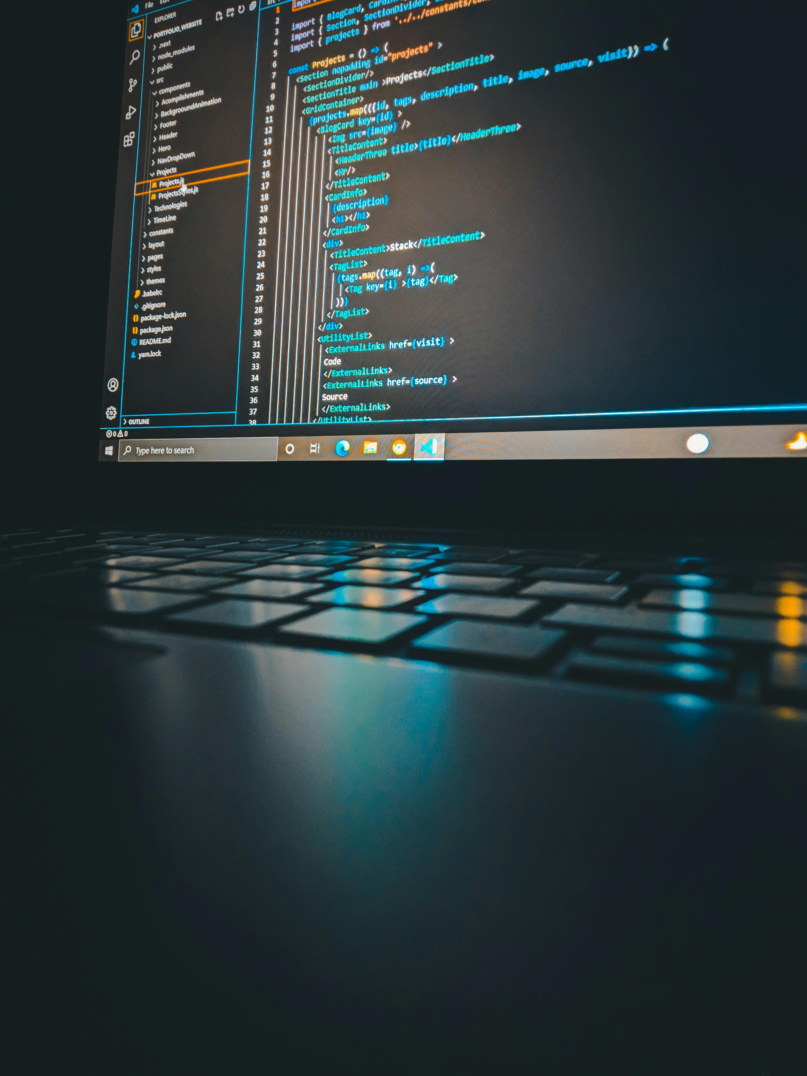 Nastro trasportatore telescopico esteso all'interno di un container per velocizzare lo scarico dei pacchi.