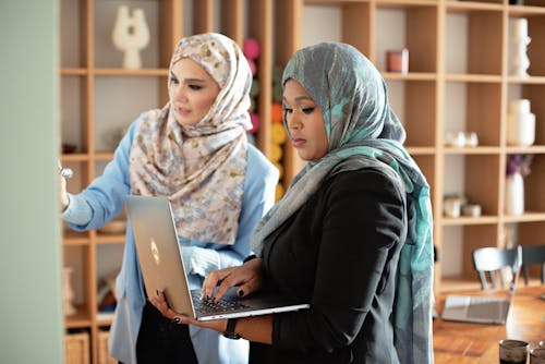 Ilmainen kuvapankkikuva tunnisteilla epäselvä tausta, hijab, käyttää kannettavaa tietokonetta Kuvapankkikuva