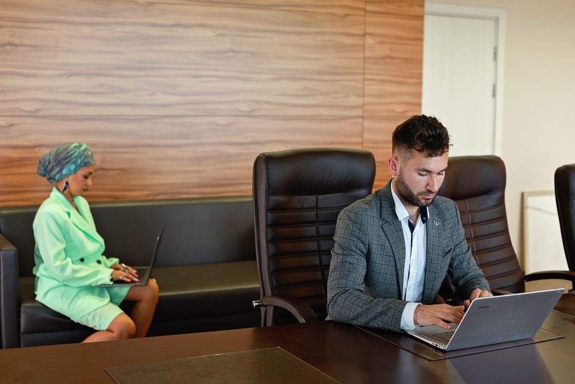 Man en vrouw werken samen aan een laptop op een werkplek