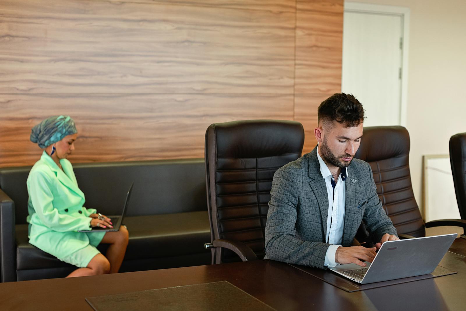 Mühendis Ölçüm Yapıyor