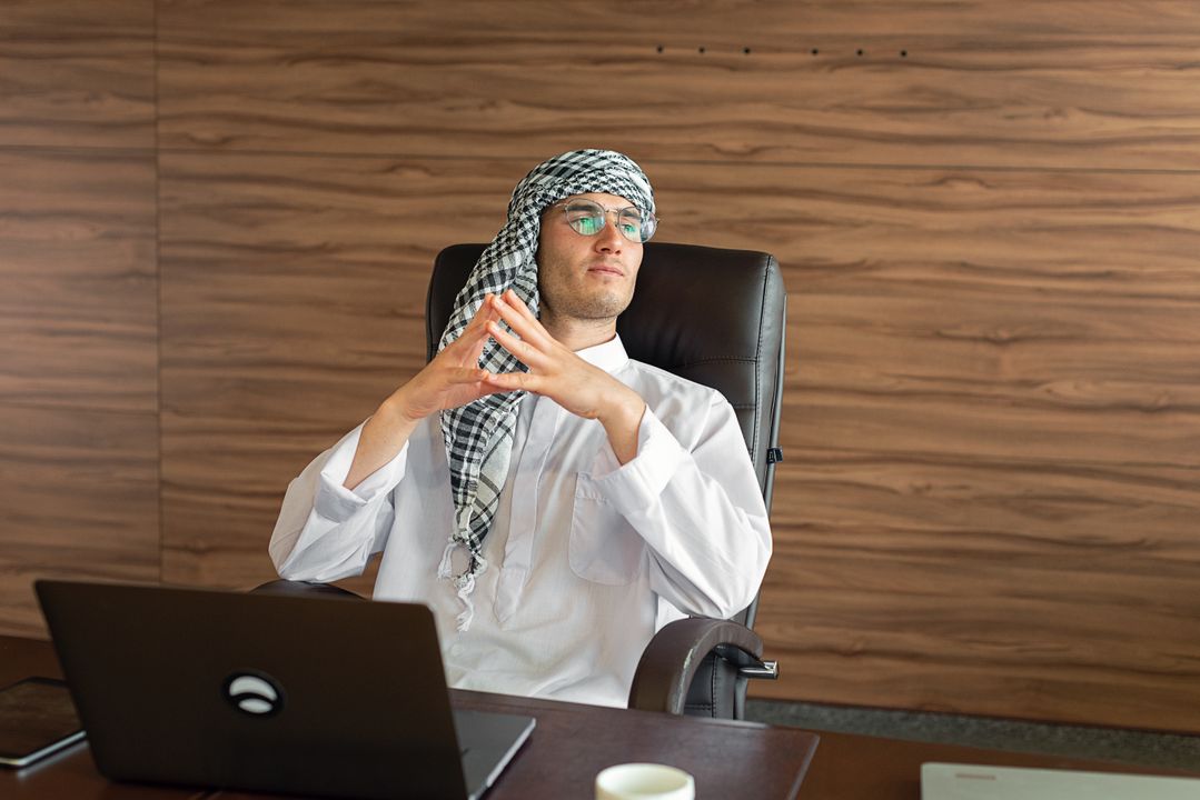 تصميم متجر الكتروني سلة وزد الرياض - business team training on managing an e-commerce dashboard in Saudi Arabia