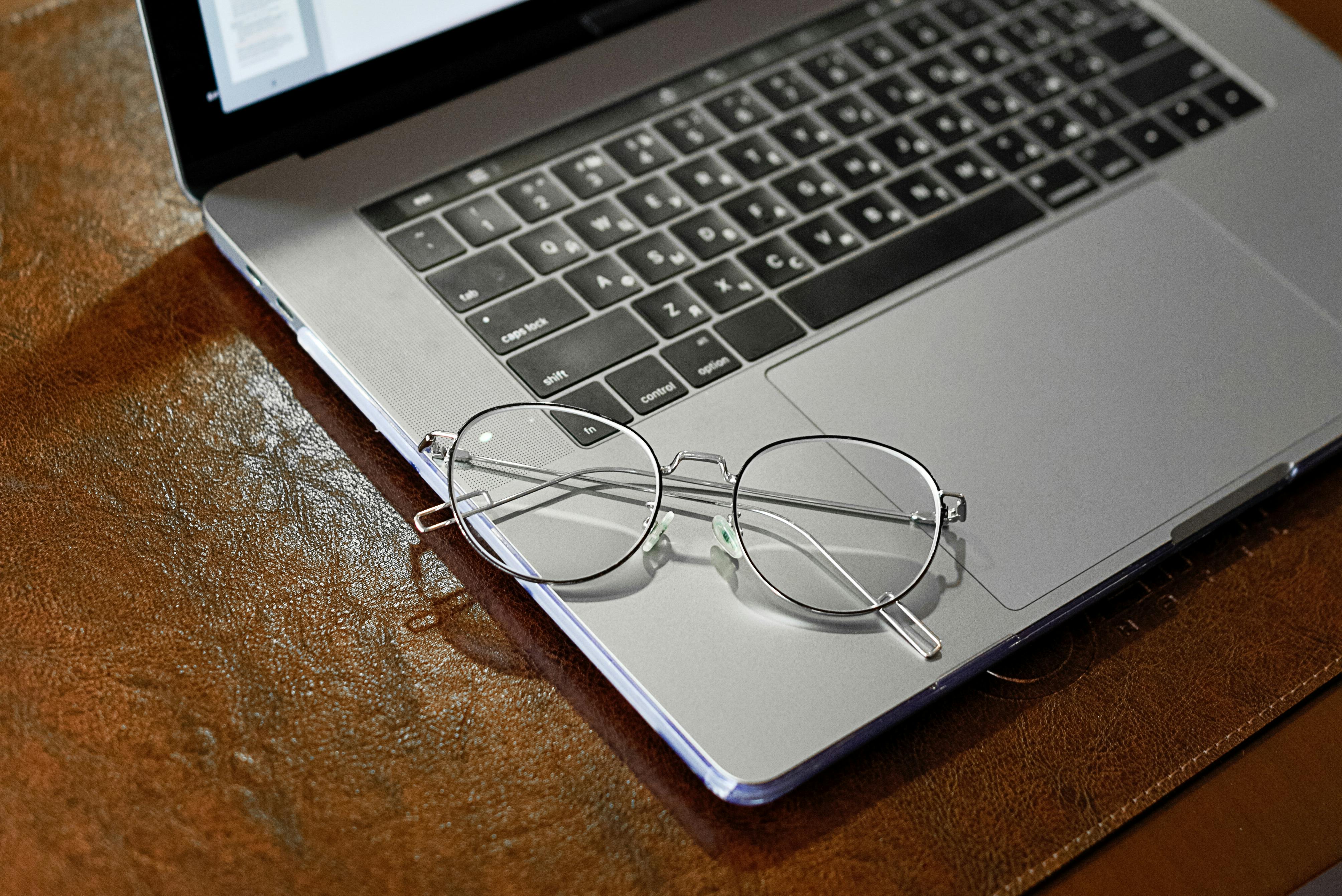 Ein Computerbildschirm zeigt eine PDF-zu-ZUGFeRD-Konvertierung